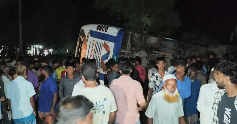 দুর্ঘটনাগ্রস্ত বাস ও সেখানে স্থানীয়দের ভিড়